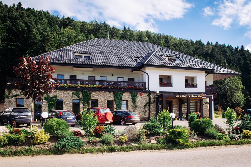 Отель La Conac In Bucovina Гура-Гуморулуй Экстерьер фото